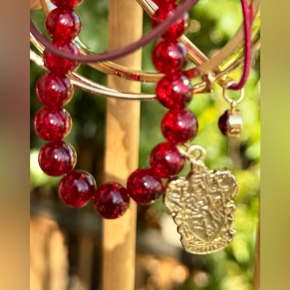 ✨ Harry Potter Gryffindor 4-Piece Bracelet Set – Beaded, Charm & Bangles - Picture 7 of 16